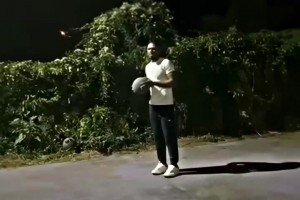 當(dāng)籃球運(yùn)動(dòng)員在路邊發(fā)現(xiàn)野生籃筐。。。